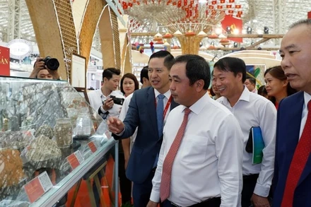 Lãnh đạo Bộ Nông nghiệp và Môi trường tham quan các gian hàng triển lãm ngành nông nghiệp và môi trường.