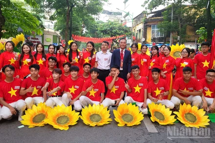 Phó Giáo sư, Tiến sĩ Nguyễn Tuấn Anh và các sinh viên Trường Đại học Công nghiệp Hà Nội chụp ảnh lưu niệm trước giờ diễu hành.