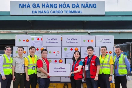 Cục Quản lý đê điều và Phòng, chống thiên tai (Bộ Nông nghiệp và Môi trường) tiếp nhận hàng viện trợ khẩn cấp của Trung tâm Điều phối ASEAN về hỗ trợ nhân đạo trong quản lý thiên tai (Trung tâm AHA) dành cho người dân thành phố Đà Nẵng.