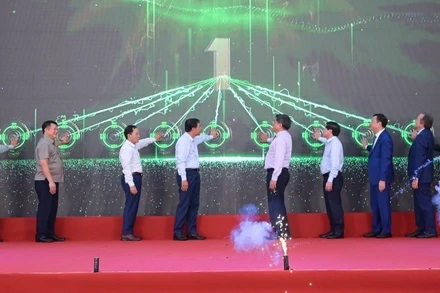 Các đại biểu ấn nút khánh thành dây chuyền đồ hộp giấy Tetra Recart® đầu tiên tại Việt Nam.