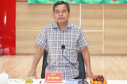 Đồng chí Hồ Văn Niên, Ủy viên Trung ương Đảng, Bí thư Tỉnh ủy Quảng Ngãi phát biểu tại buổi làm việc với Ban Thường vụ đặc khu Lý Sơn.