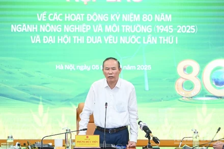 Thứ trưởng Nông nghiệp và Môi trường Phùng Đức Tiến chủ trì họp báo tháng 11.