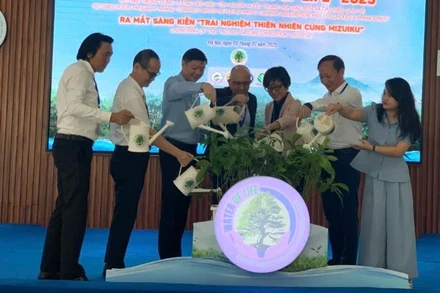 Các đại biểu tham gia nghi lễ khởi động Chương trình “Water of Life: Bảo tồn nguồn nước - Vì một Việt Nam xanh”. 