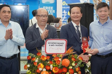 Thứ trưởng Nguyễn Quốc Trị, Cục trưởng Trần Quang Bảo tặng hoa chúc mừng ngành gỗ.