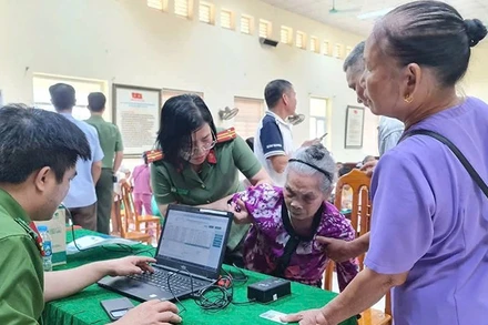 Công an hỗ trợ, thu nhận thông tin từ thân nhân liệt sĩ.