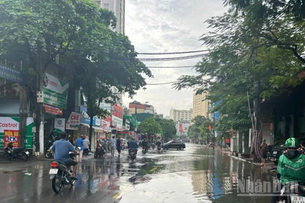 Sáng 1/10, nhiều tuyến phố Hà Nội vẫn ngập sâu.