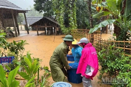 Mưa lũ gây ngập úng nhiều nhà cửa và tài sản của nhân dân.