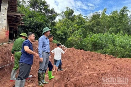 Các cấp chính quyền địa phương đang triển khai phương án di dời các hộ dân đến nơi ở an toàn.