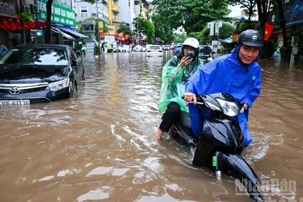 Mưa lũ gây ngập lụt ở nhiều địa phương sau bão số 5. (Ảnh: nhandan.vn)
