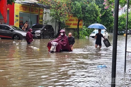 Do ảnh hưởng của hoàn lưu bão số 11, đêm 6/10 và sáng sớm 7/10, khu vực Bắc Bộ và Thanh Hóa đã có mưa vừa, mưa to, có nơi mưa rất to. (Ảnh: nhandan.vn)