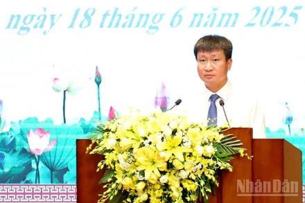 Bí thư Tỉnh ủy Yên Bái Trần Huy Tuấn chúc mừng các nhà báo tại buổi lễ. (Ảnh: THANH SƠN)