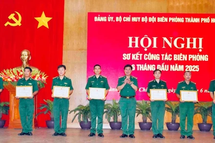 Chỉ huy trưởng Bộ Chỉ huy Biên phòng Thành phố biểu dương những đơn vị có thành tích công tác tốt.