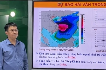 Ông Nguyễn Xuân Hiển, Phó Giám đốc Trung tâm Dự báo khí tượng thủy văn quốc gia, cảnh báo người dân ven biển cần đặc biệt lưu ý trước nguy cơ sóng lớn và nước dâng cao do bão số 13.