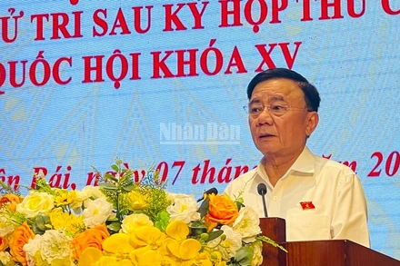 Thường trực Ban Bí thư Trần Cẩm Tú phát biểu tại buổi tiếp xúc cử tri. (Ảnh: THANH SƠN)