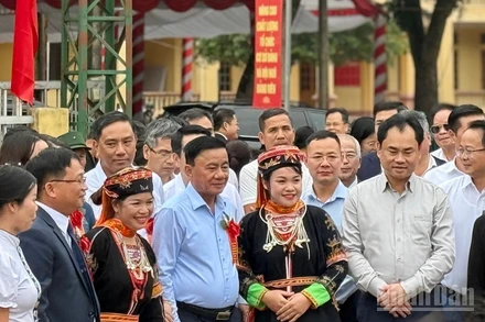 Đồng chí Trần Cẩm Tú chung vui cùng đồng bào xã Thác Bà, tỉnh Lào Cai trong Ngày hội đại đoàn kết toàn dân tộc. (Ảnh: THANH SƠN)