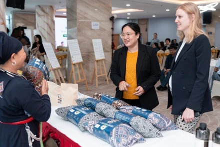 Khách mời thăm quan khu trưng bày các sản phẩm của các cộng đồng tham gia dự án.