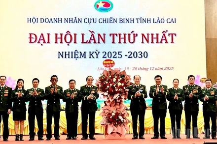 Đồng chí Thượng tướng Bế Xuân Trường, Chủ tịch Hội Cựu chiến binh Việt Nam tặng hoa chúc mừng Đại hội. (Ảnh: THANH SƠN)