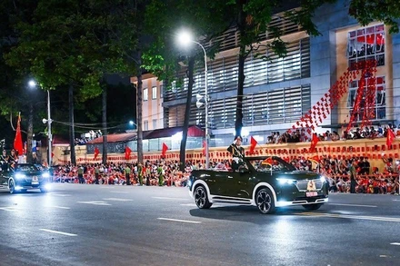 Đông đảo người dân tập trung ở các tuyến phố trung tâm Hà Nội để xem tổng hợp luyện diễu binh, diễu hành A80. (Ảnh: PHONG ANH).