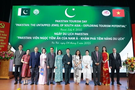 Các đại biểu chụp ảnh kỷ niệm tại sự kiện.