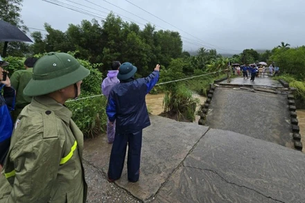 Sáng 2/11 cầu Cây Sung (thuộc xã Bình Minh, trước đây là xã Bình Khương, huyện Bình Sơn, tỉnh Quảng Ngãi) bị sập, chia cắt hơn 300 hộ dân. (Ảnh: Cục Quản lý đê điều và Phòng, chống thiên tai cung cấp)