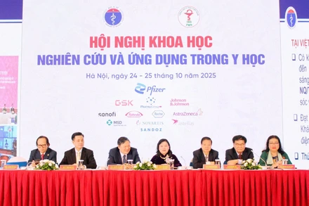 Chủ toạ phiên toàn thể hội nghị.
