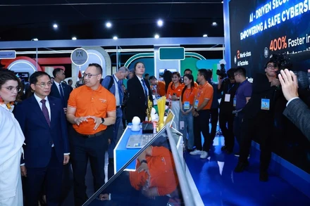 Phó Thủ tướng Bùi Thanh Sơn và Phó Tổng thống Ecuador thăm gian triển lãm của FPT.