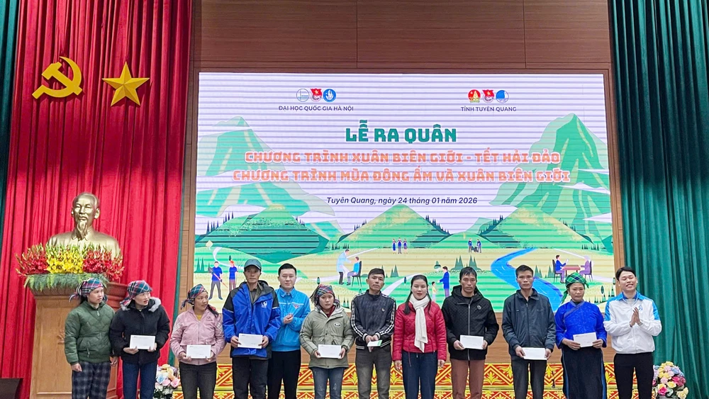 Chương trình tình nguyện Xuân biên giới-Tết hải đảo trao nhiều phần quà cho người dân các Thàng Tín, Bản Máy, Tân Tiến, Hoàng Su Phì, Nậm Dịch và Lao Chải.