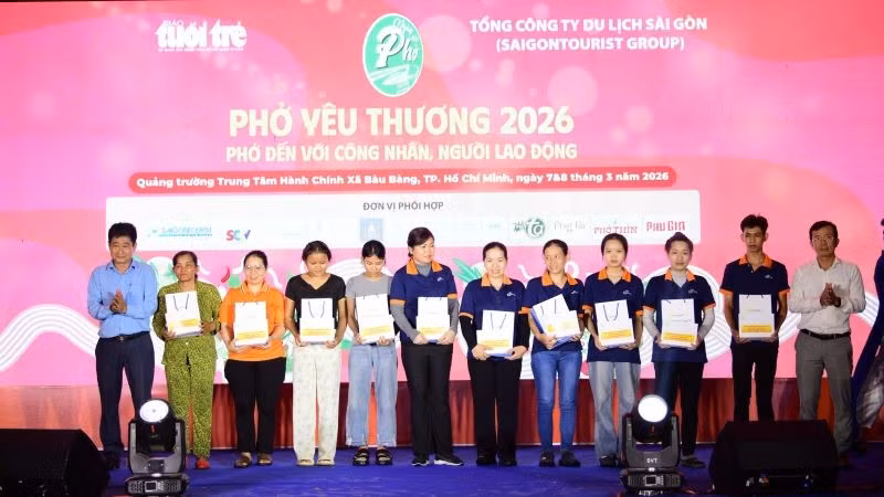 Trao quà cho công nhân, người lao động có hoàn cảnh khó khăn tại chương trình. 