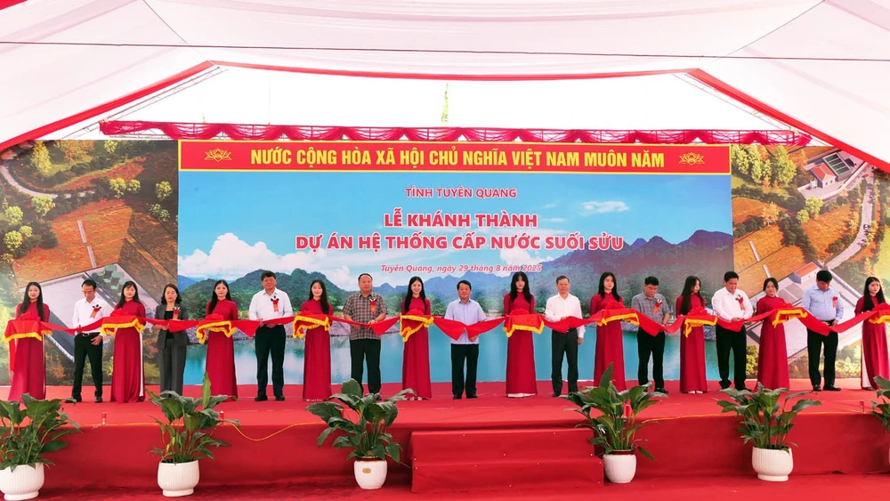 Các đồng chí lãnh đạo tỉnh Tuyên Quang cắt băng khánh thành dự án hệ thống cấp nước suối Sửu.