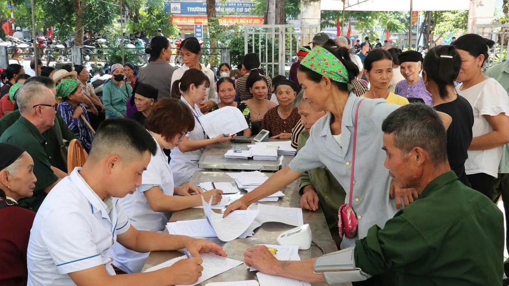Sở Y tế tỉnh Tuyên Quang tổ chức khám sức khỏe miễn phí cho người dân xã vùng cao Phú Linh.