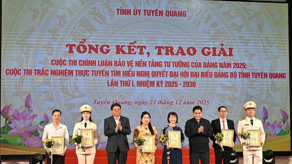 Các đồng chí lãnh đạo tỉnh Tuyên Quang trao giải cho các tác giả đạt giải A cuộc thi chính luận về bảo vệ nền tảng tư tưởng của Đảng.