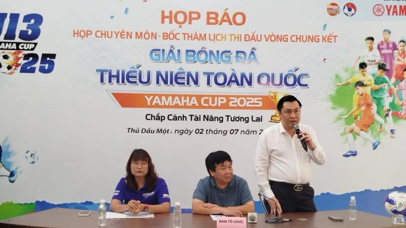 Phó Giám đốc Sở Văn hóa và Thể thao Thành phố Hồ Chí Minh Cao Văn Chóng trả lời các câu hỏi của báo chí tại buổi họp báo.
