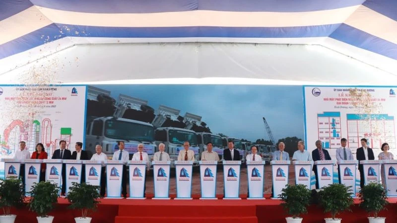 Các đại biểu thực hiện nghi thức khởi động dự án Nhà máy điện rác công suất 24MW.