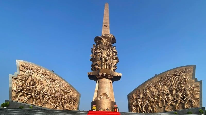 Tượng đài trung tâm Khu tưởng niệm Chiến khu D.