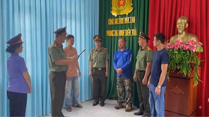 Cơ quan An ninh điều tra, Công an tỉnh Đắk Lắk tống đạt quyết định và lệnh bắt bị can để tạm giam đối với Hồ Viết Hợi (người đứng thứ 3 từ phải sang). (Ảnh: Công an tỉnh Đắk Lắk)