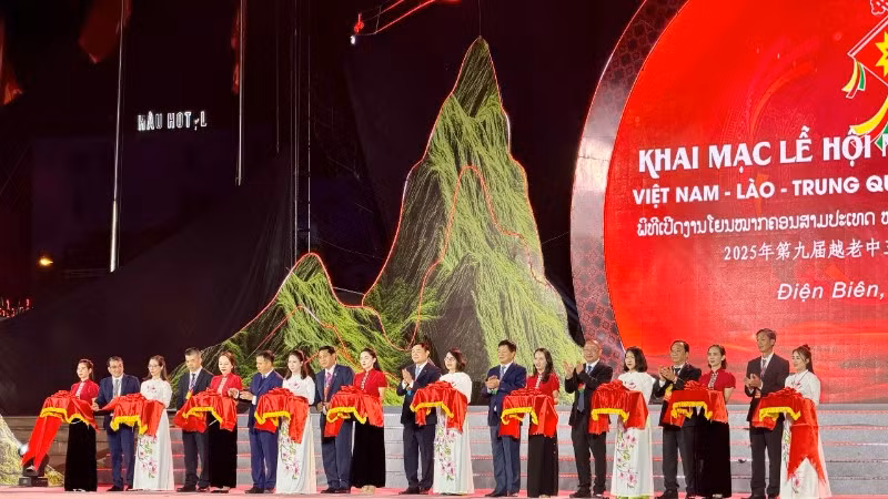 Các đồng chí lãnh đạo tỉnh Điện Biên và Trưởng các đoàn đại biểu cắt băng khai mạc Lễ hội ném còn ba nước Việt Nam-Lào- Trung Quốc, lần thứ 9 được tổ chức tại tỉnh Điện Biên.