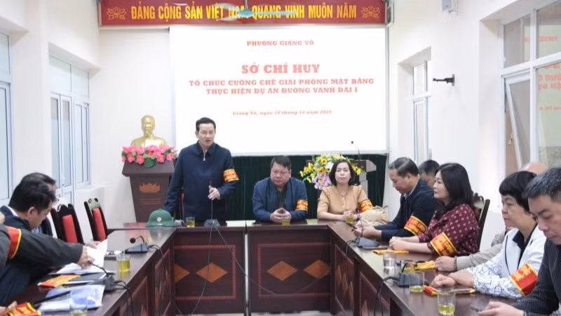 Cán bộ phường Giảng Võ họp triển khai phương án cưỡng chế giải phóng mặt bằng dự án đường Vành đai 1 đoạn Hoàng Cầu-Voi Phục sáng 10/12. (Ảnh: MH)