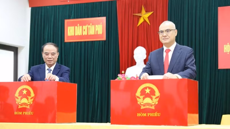 Bí thư Tỉnh ủy Phú Thọ Phạm Đại Dương và cử tri khu dân cư Tân Phú bỏ phiếu bầu đại biểu Quốc hội và đại biểu Hội đồng nhân dân các cấp.