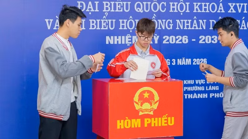 Những cử tri là sinh viên Trường đại học Ngoại thương tham gia bỏ phiếu.