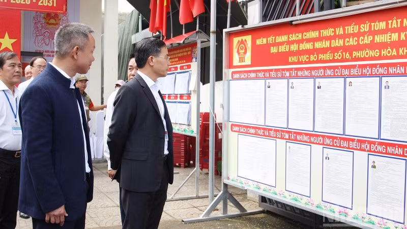 Chủ tịch Ủy ban nhân dân thành phố Đà Nẵng Phạm Đức Ấn đã đi kiểm tra thực tế công tác bầu cử tại phường Hòa Khánh.