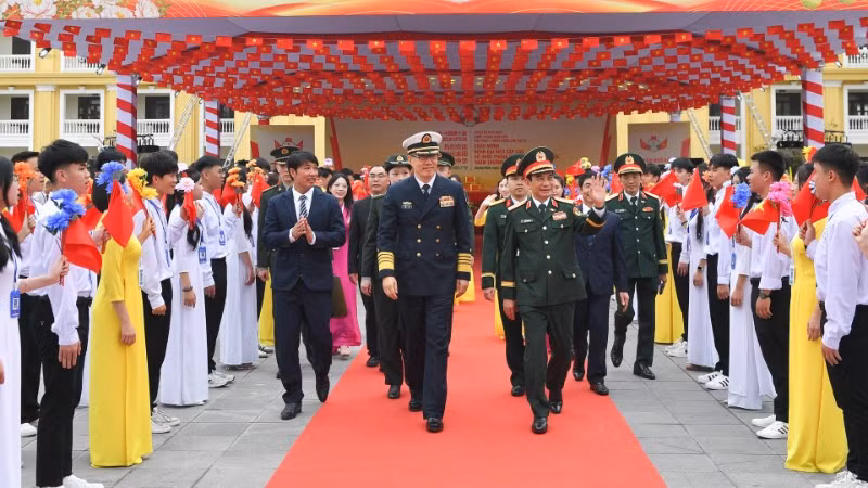 Đại tướng Phan Văn Giang, Ủy viên Bộ Chính trị, Phó Bí thư Quân ủy Trung ương, Bộ trưởng Quốc phòng và Thượng tướng Đổng Quân, Bộ trưởng Quốc phòng Trung Quốc tại Trường trung học phổ thông Trần Phú.