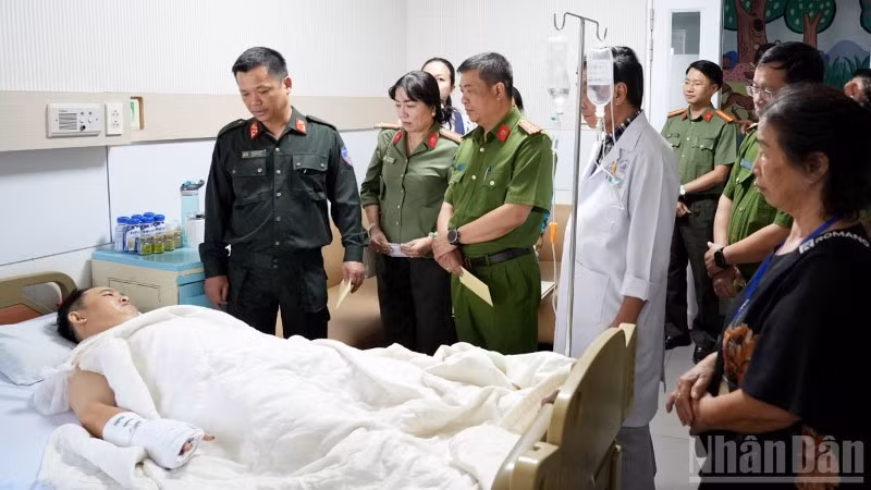 Đại tá Đậu Xuân Bảo, Phó Giám đốc Công an tỉnh Lâm Đồng thăm hỏi, động viên Thiếu tá Phạm Nguyễn Đức Lâm.