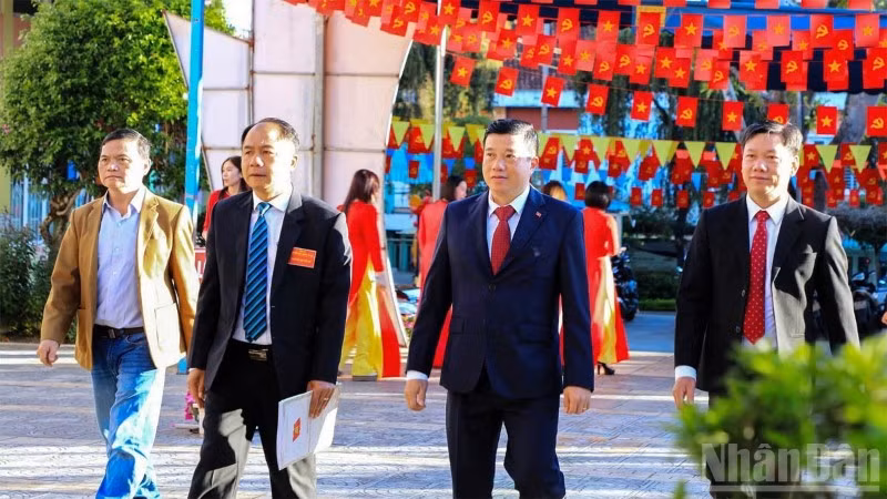 Bí thư Tỉnh ủy Lâm Đồng Y Thanh Hà Niê Kđăm (thứ hai, bên phải) bỏ phiếu bầu cử tại Tổ dân phố Lê Hồng Phong, phường Xuân Hương-Đà Lạt.