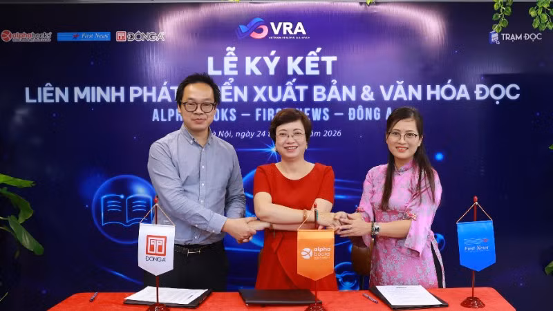 Lãnh đạo 3 đơn vị sáng lập Liên minh Phát triển xuất bản và văn hóa đọc Việt Nam tại lễ ký kết.
