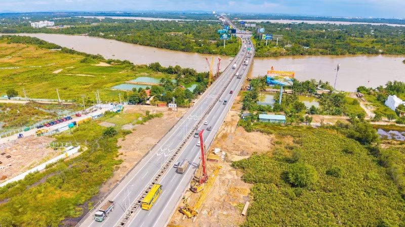 Dự án mở rộng đoạn cao tốc Thành phố Hồ Chí Minh-Long Thành được thực hiện theo công trình xây dựng khẩn cấp nhằm phục vụ kết nối giao thông giữa Cảng hàng không quốc tế Long Thành với Thành phố Hồ Chí Minh.