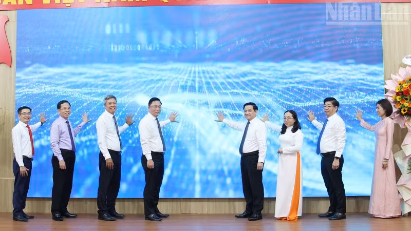 Đại biểu thực hiện nghi thức công bố vận hành Hệ thống Chính quyền số.