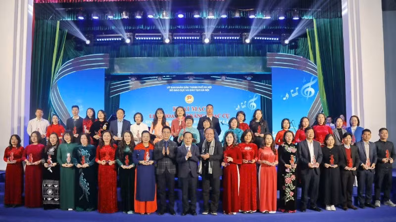 Các đại biểu chụp ảnh lưu niệm. 