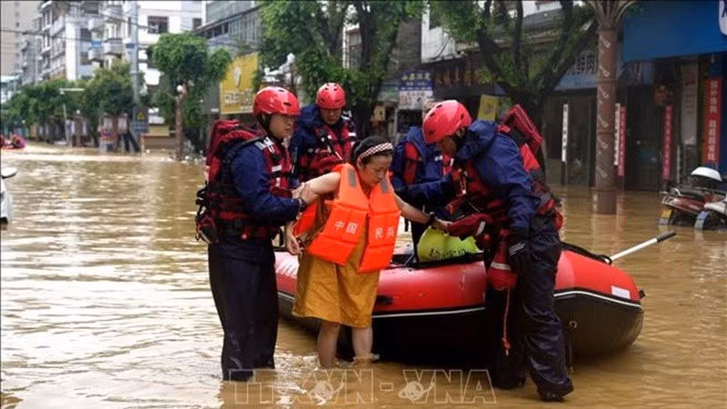 Lực lượng cứu hộ sơ tán người dân khỏi khu vực ngập lụt ở huyện Dong Giang, tỉnh Quý Châu, Trung Quốc ngày 24/6/2025. (Ảnh: THX/TTXVN)