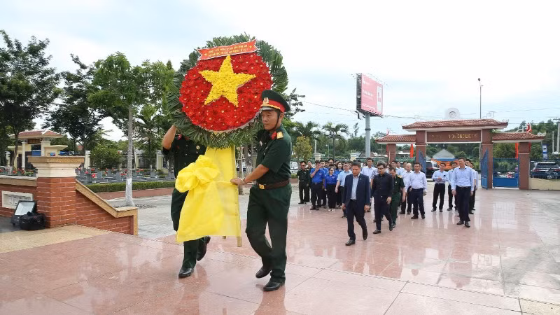 Đoàn lãnh đạo và cán bộ, công nhân viên BSR dâng hương tại Nghĩa trang Liệt sĩ Bình Sơn.