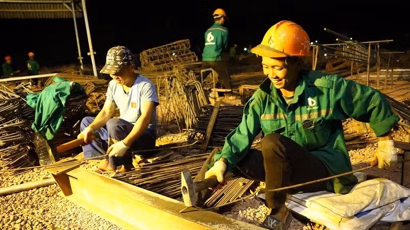 Trên công trường xây dựng Trường liên cấp Si Pa Phìn, mỗi ngày đều có 450 công nhân chia 3 ca làm việc cả ngày, đêm để đáp ứng tiến độ. 